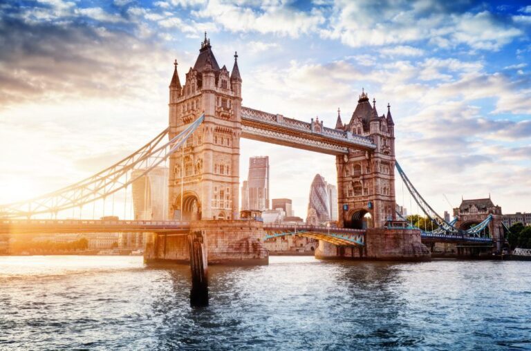 Image of Tower Bridge over the Thames in London